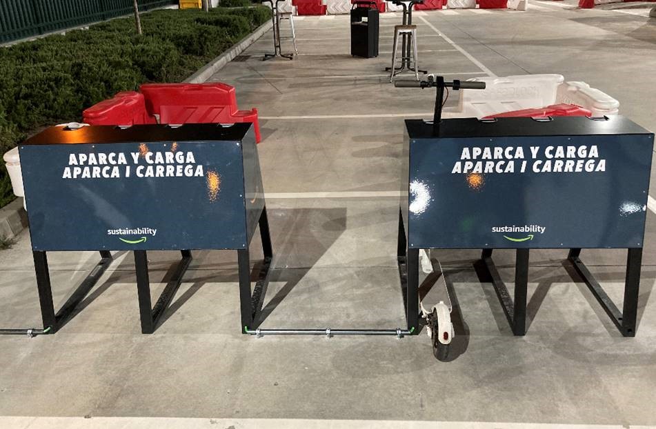 aparcamiento de patinetes para almacenes logísticos amazon