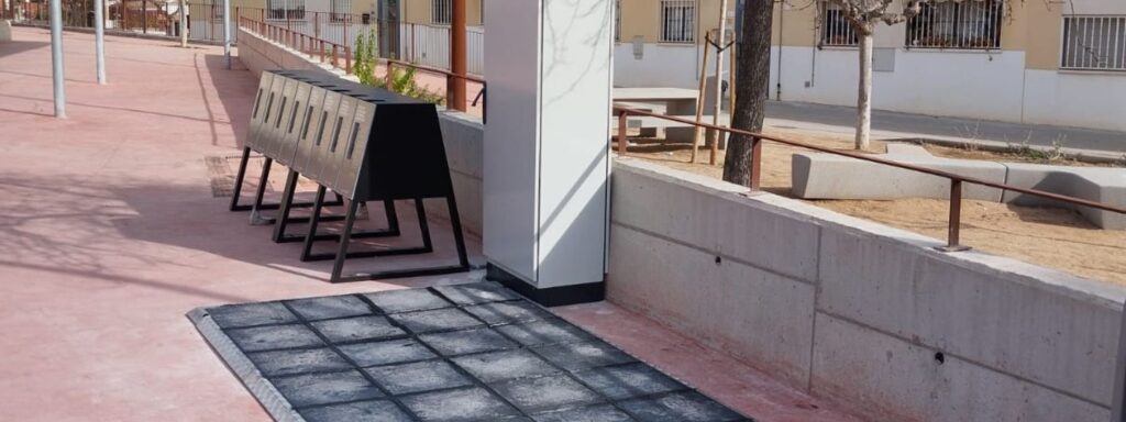 aparca patinetes alimentado con energía solar