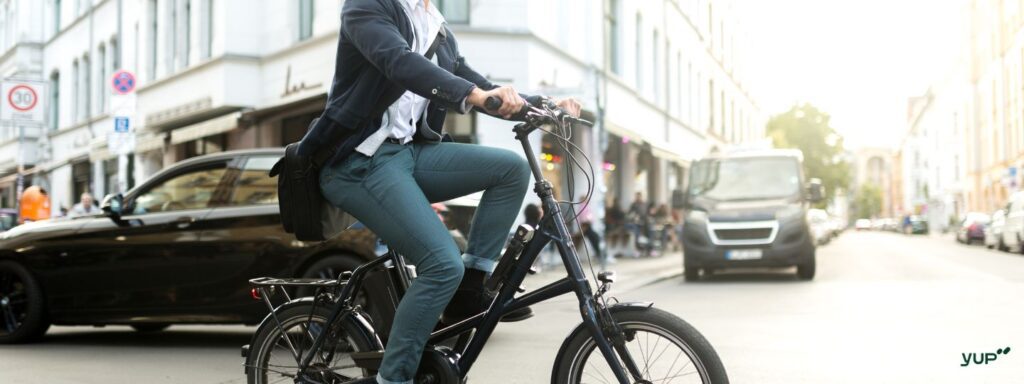 Hombre en bicicleta eléctrica camino al trabajo