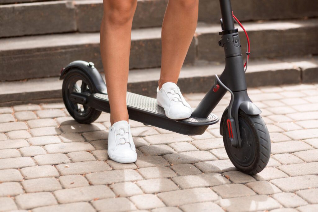 Cuanto tarda en cargar un patinete electrico